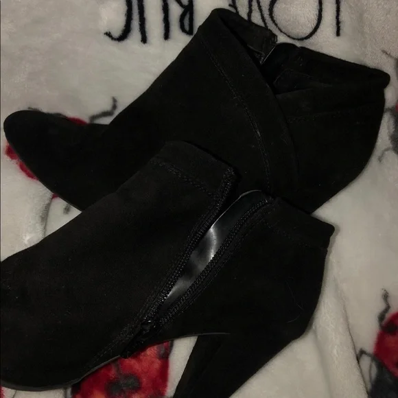 Apt 9 black heel booties. - Picture 4 of 4